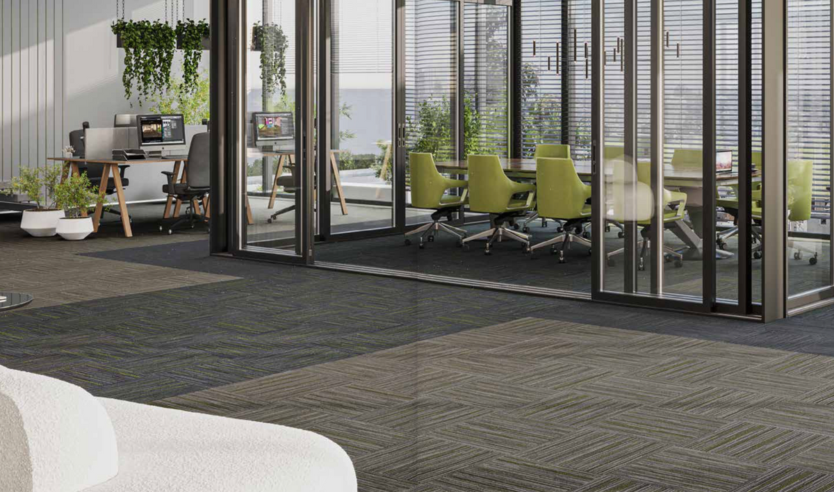 Alfombra modular NP Pulse en baldosas con acentos verdes instalada en una oficina y sala de reuniones