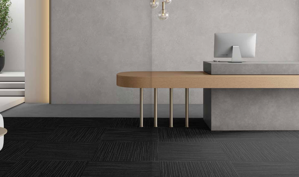 Alfombra modular NP Axis en baldosas instalada en una recepción de tonos neutros